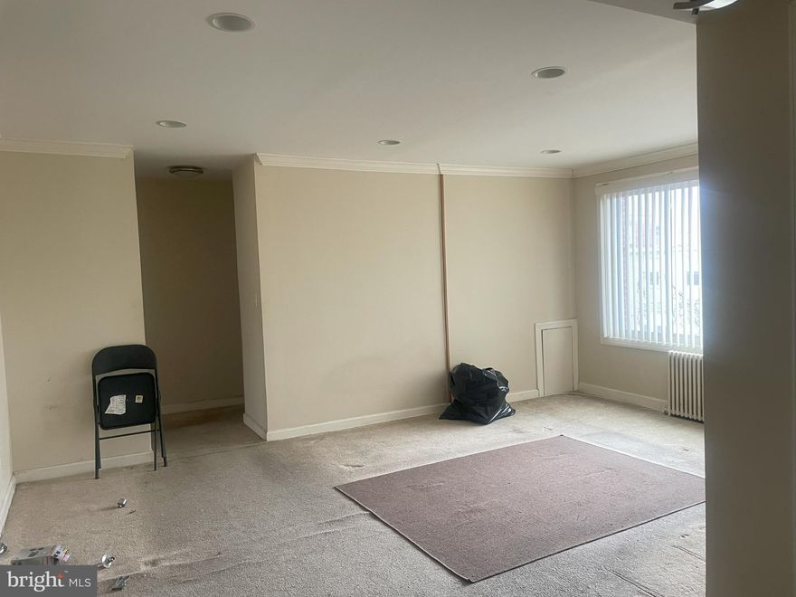 This cozy 1-bedroom, 1-bath condo is move-in ready but could use some cosmetic updates to make it shine. Perfect for a buyer looking to add personal touches or an investor seeking rental potential. This unit offers great value and opportunity. Don’t miss out!