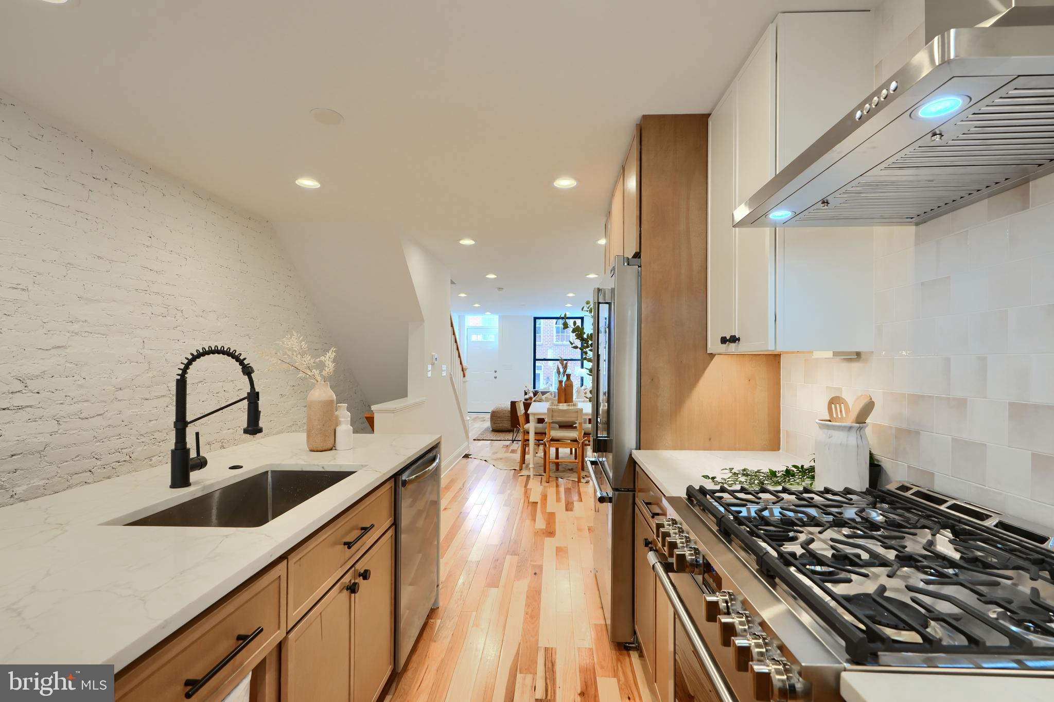 LOCUST POINT - Residential