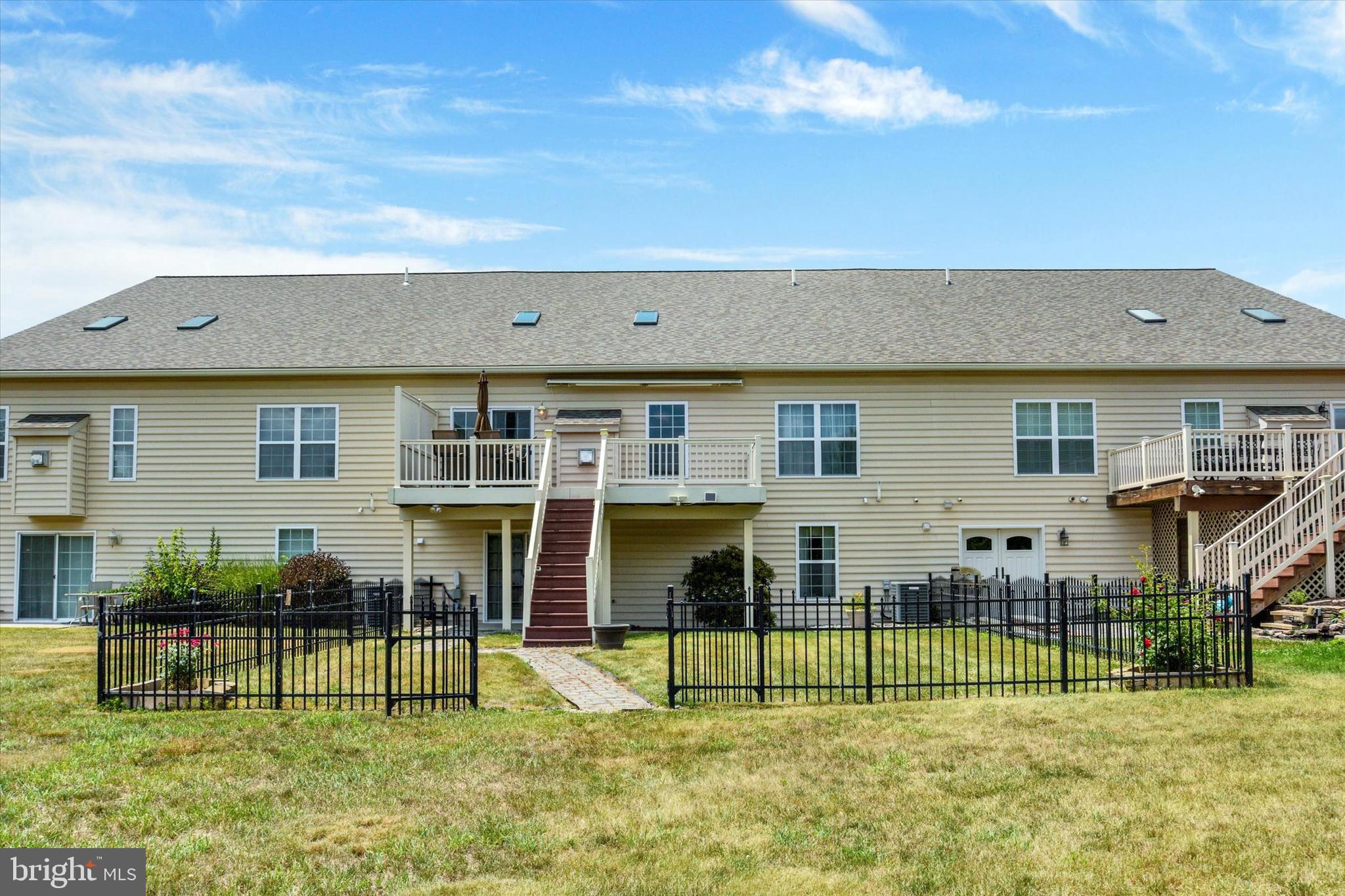 215 BROOKRIDGE COURT