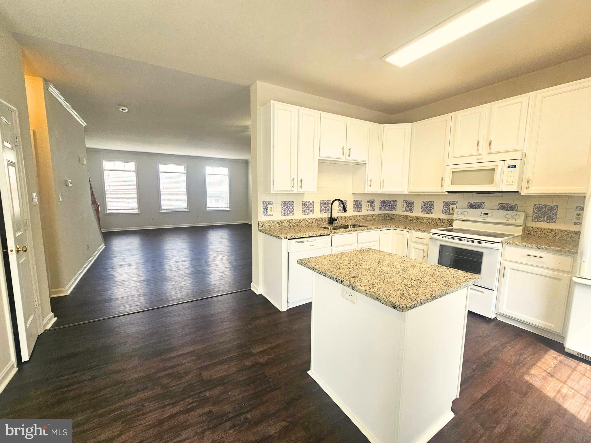 303 DUNDEE PLACE