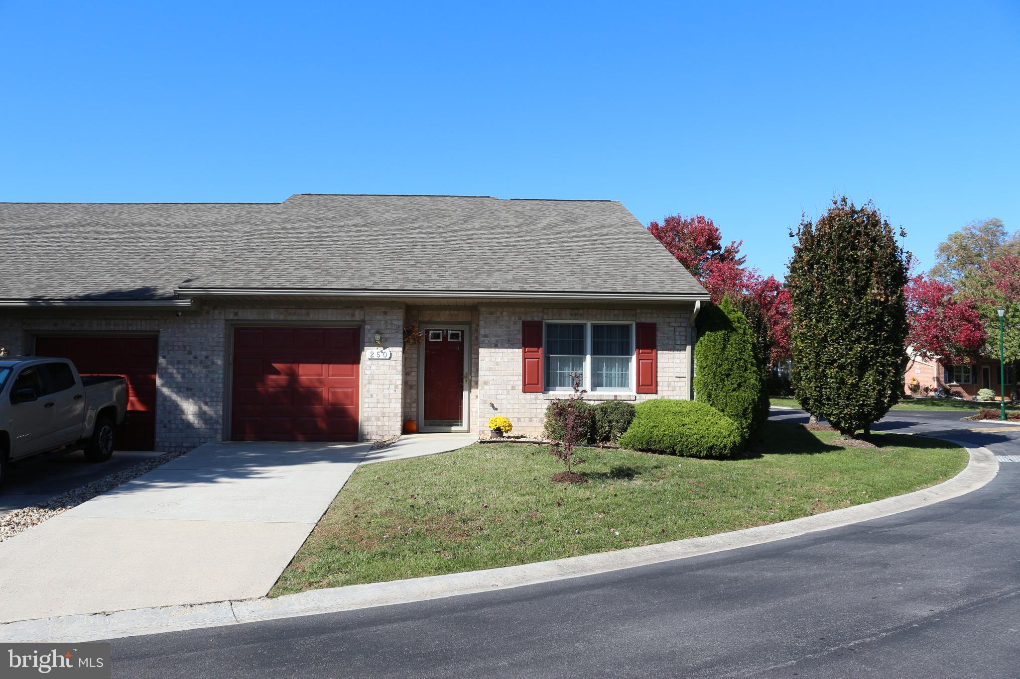 SUMMERLAND MANOR - Residential