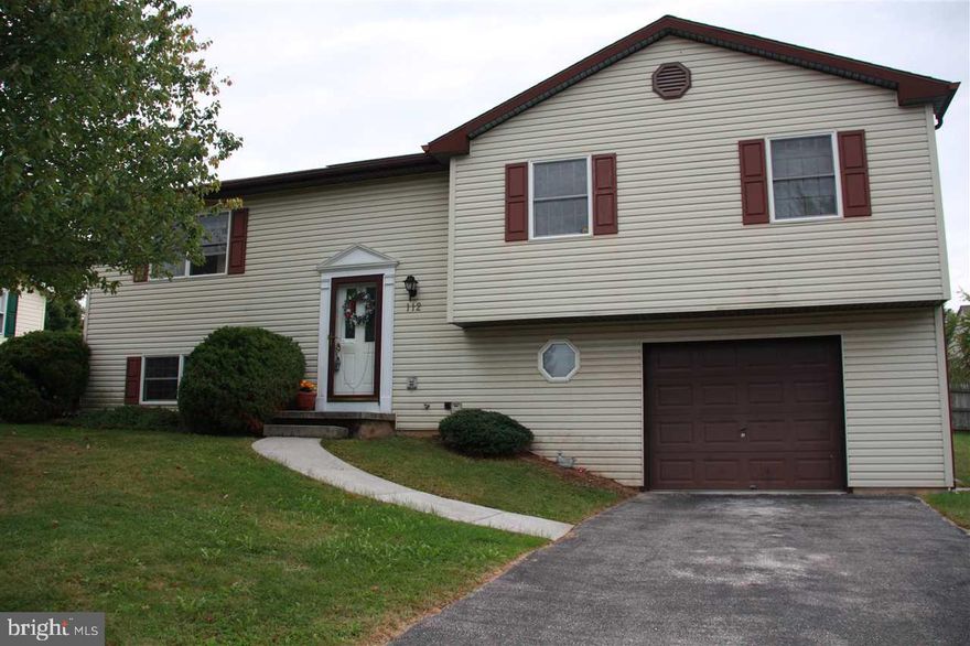 Move-in ready home has everything you need . . . open floor plan . . . 3 bedrooms, 2.5 baths, granite counters, appliances convey. Entertain family and friends in the 25' x 25' family room.  Close proximity to all services. Skip to town. Jump before interest rates rise.