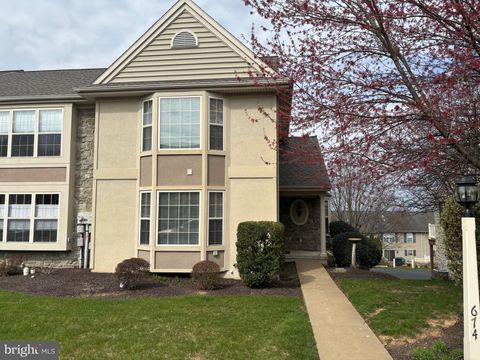 Photo of 674 Royal View Drive, LANCASTER, PA 17601 (MLS # PALA2084912)