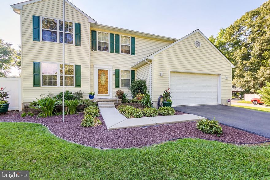 Well maintained home on .7 ac. Entertainers dream w/ in-ground pool, custom built outdoor fireplace & grill. Lg screen porch w/ hot tub. Vinyl privacy fence w/ lg workshop. 4BR, 3.5BA home also has an in-law apt in basement. 2car garage with plenty of parking in dw. New roof, hw heater,  windows, ac unit. Lg master BR with walk in closet and private BA. Comm boat ramp. $10,000 flooring allowance.