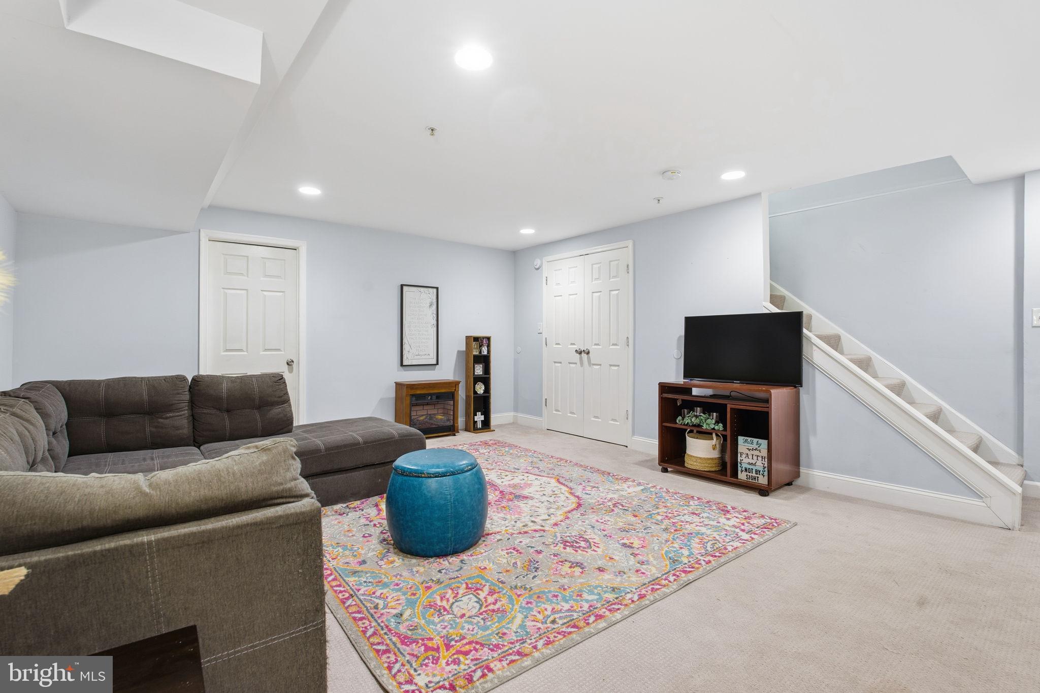 HOLLY HALL - Residential