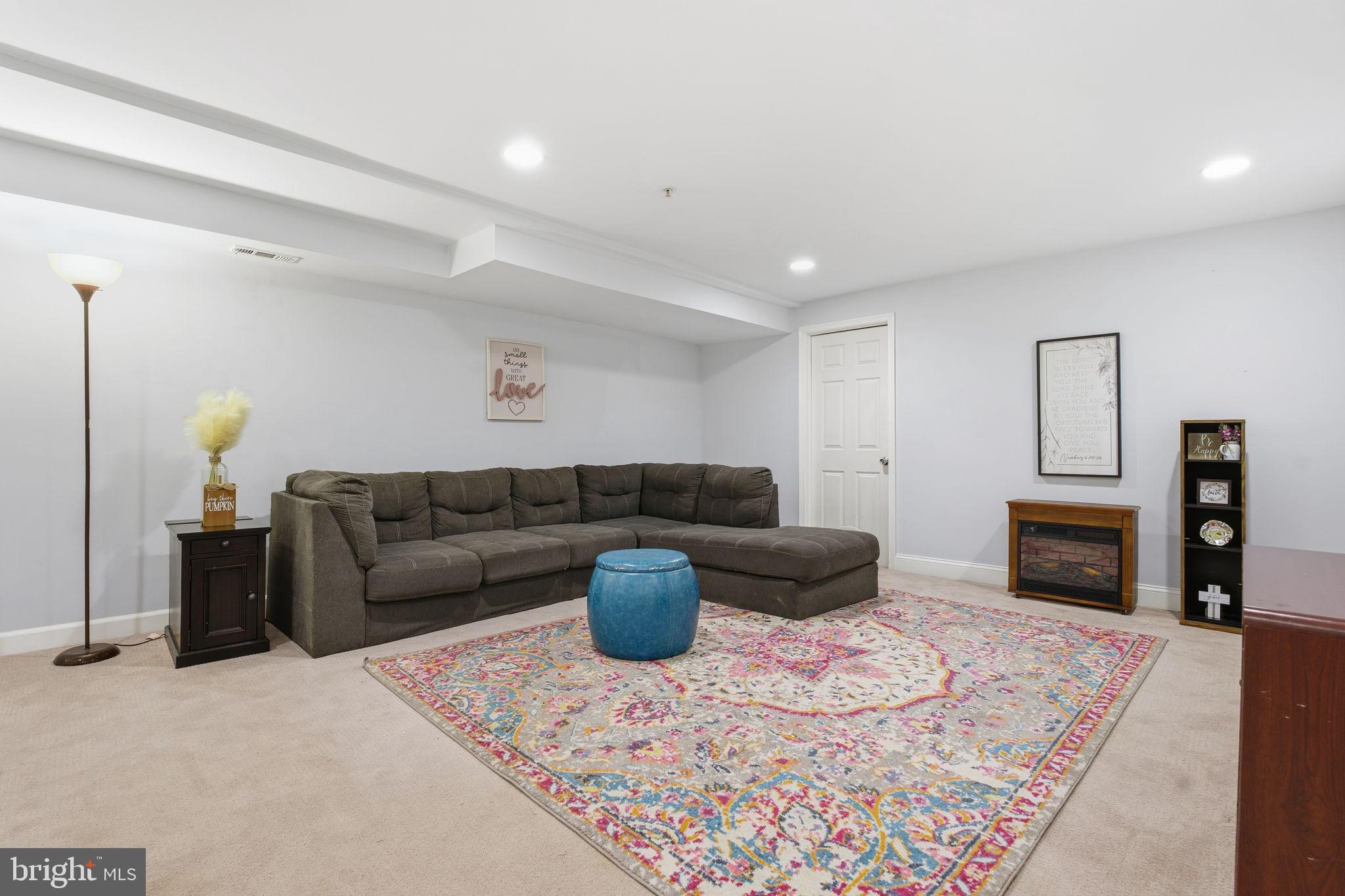 HOLLY HALL - Residential