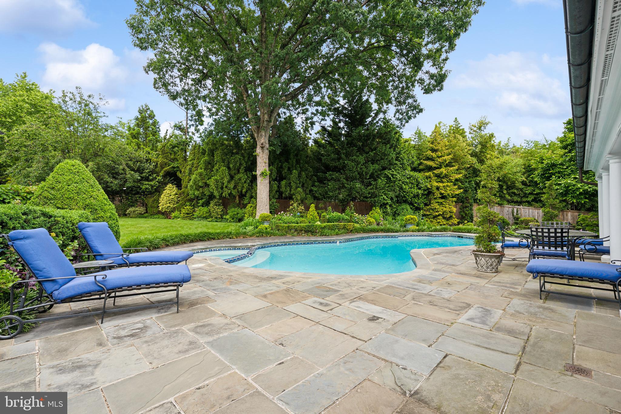 MANSION DRIVE - Residential