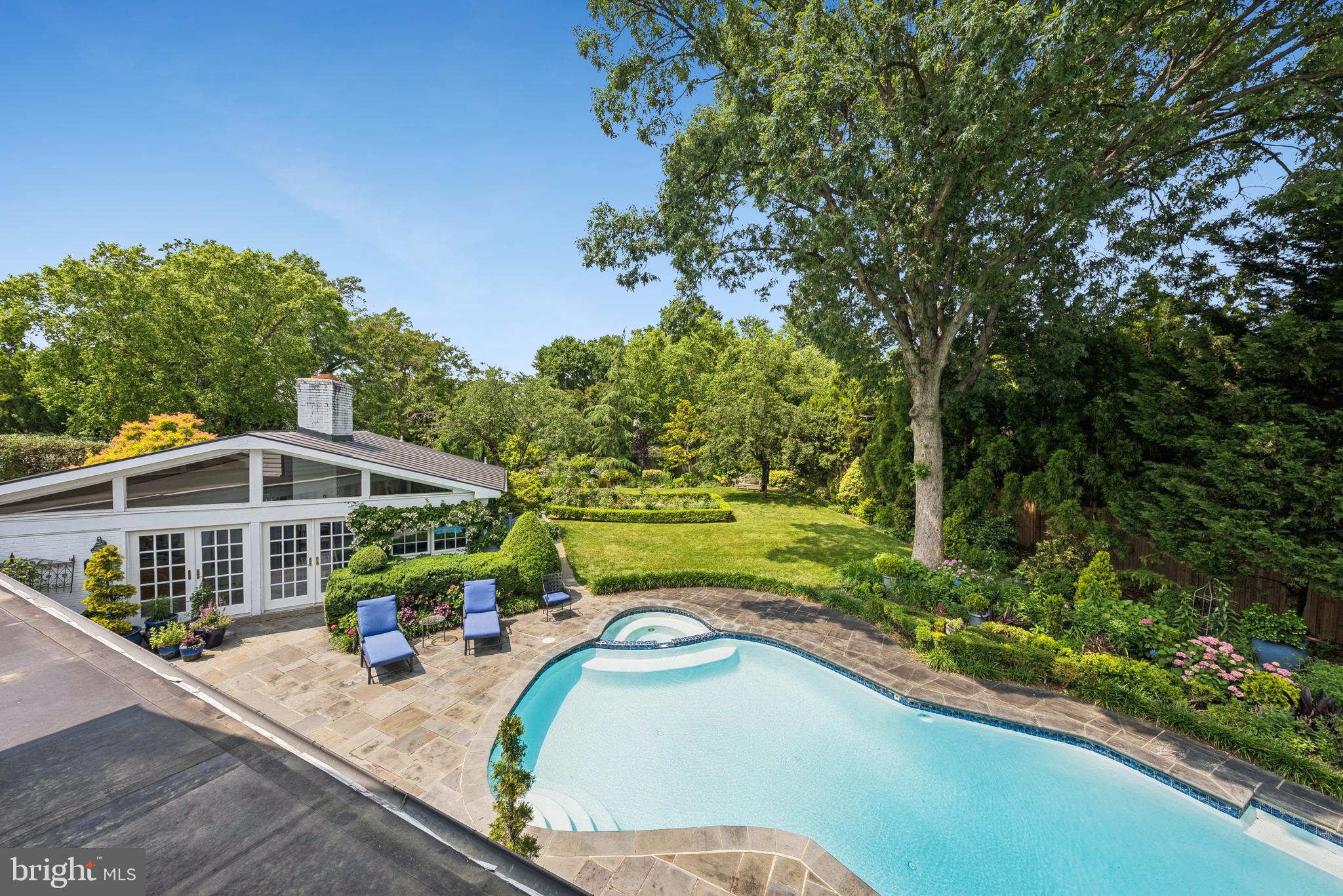 MANSION DRIVE - Residential