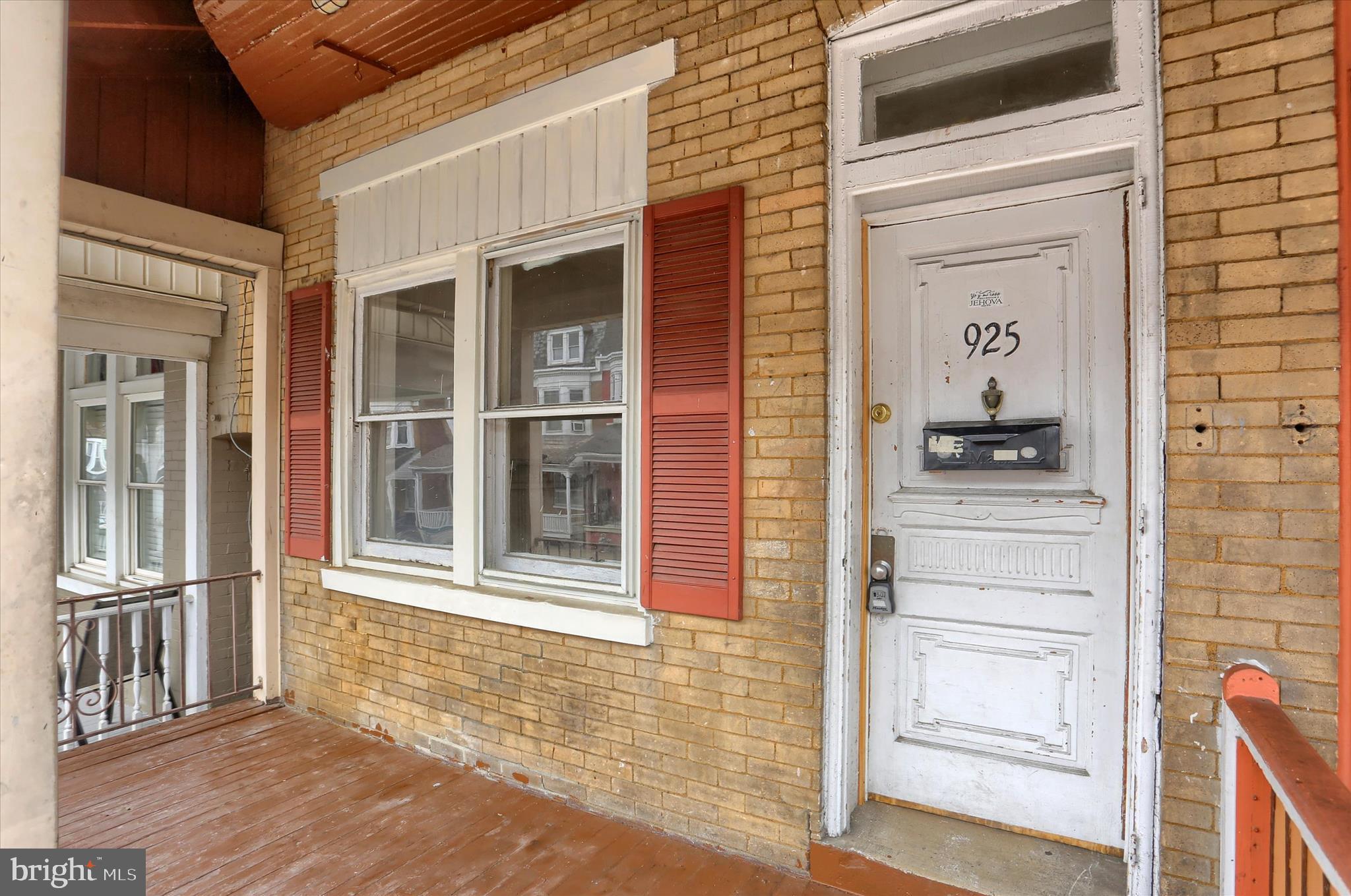 925 W COLLEGE AVENUE