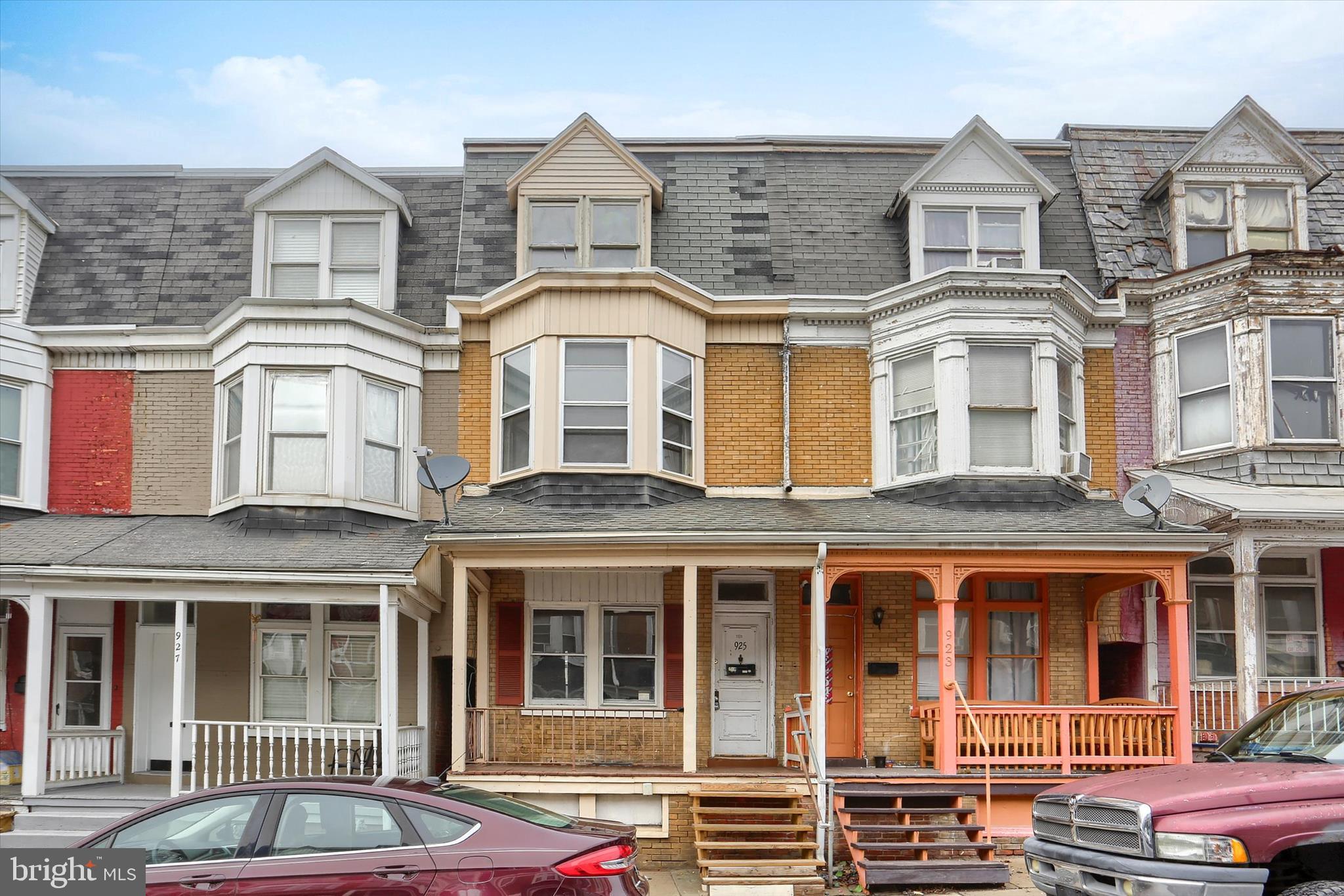 925 W COLLEGE AVENUE