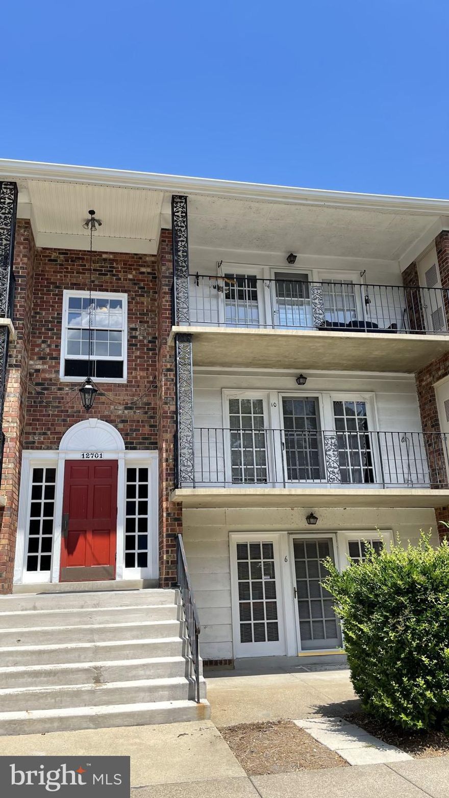 Freshly painted -1 bedroom, 1 bathroom 2nd floor condo located close to Occoquan and the Occoquan River. Huge balcony, washer/dryer in unit, walk in closets, newer HVAC. Water, sewer, & trash included in rent. Assigned parking space. No pets. Great Location! Easy access to commuter routes, shopping and entertainment.