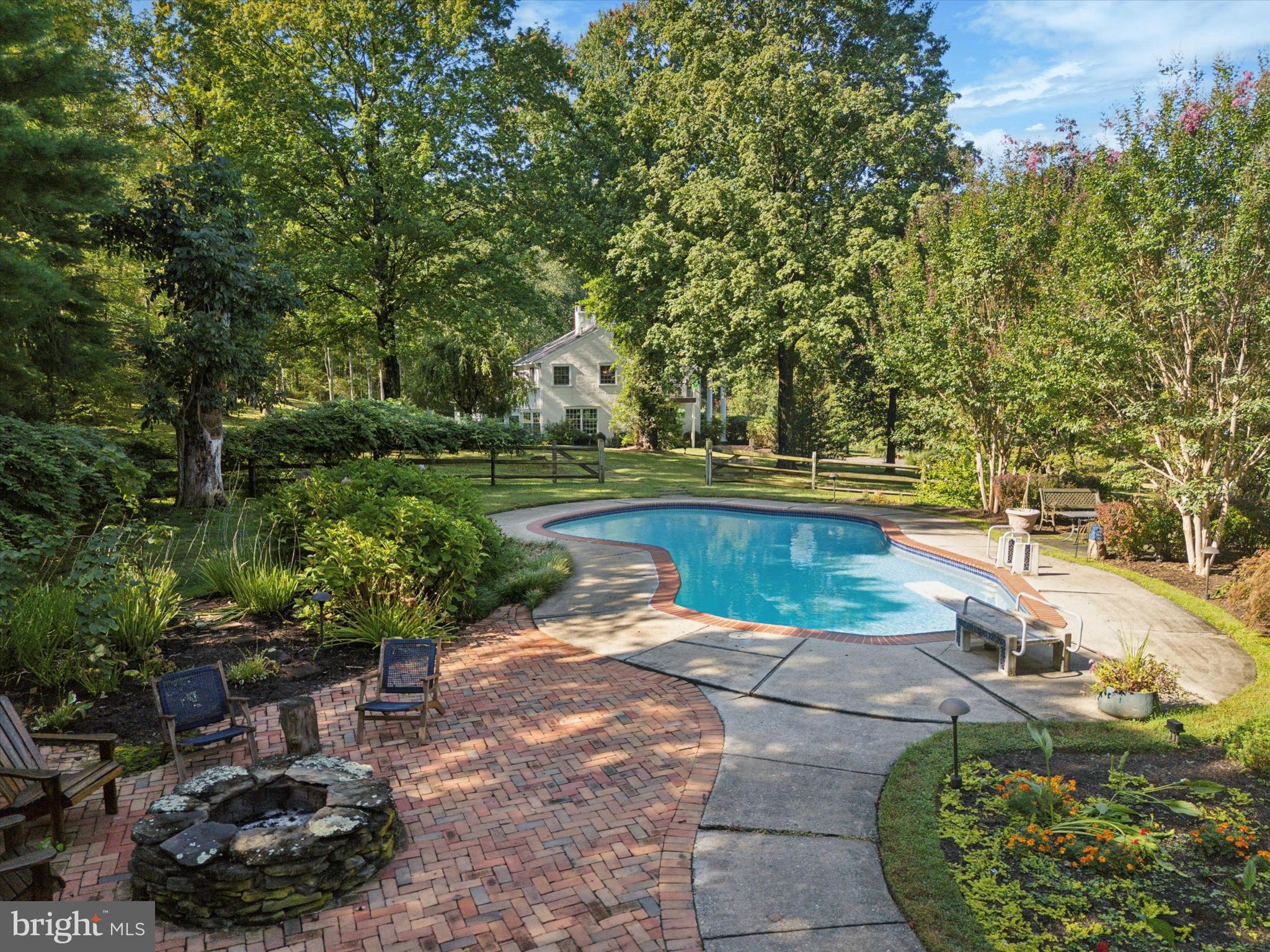 FOUR OAKS FARM - Residential