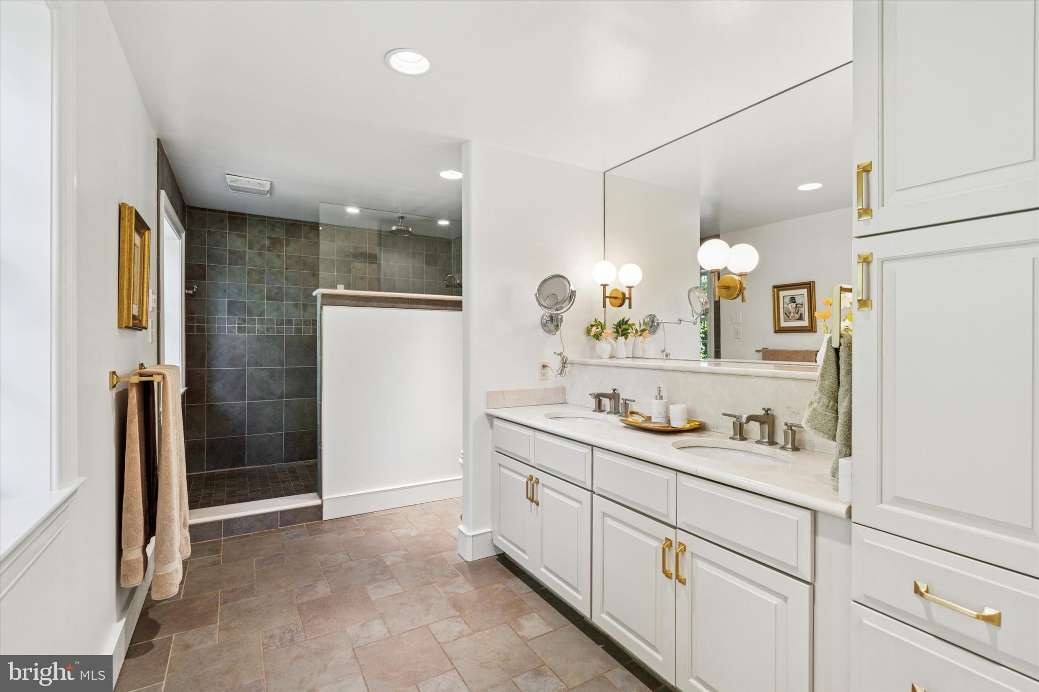 FOUR OAKS FARM - Residential