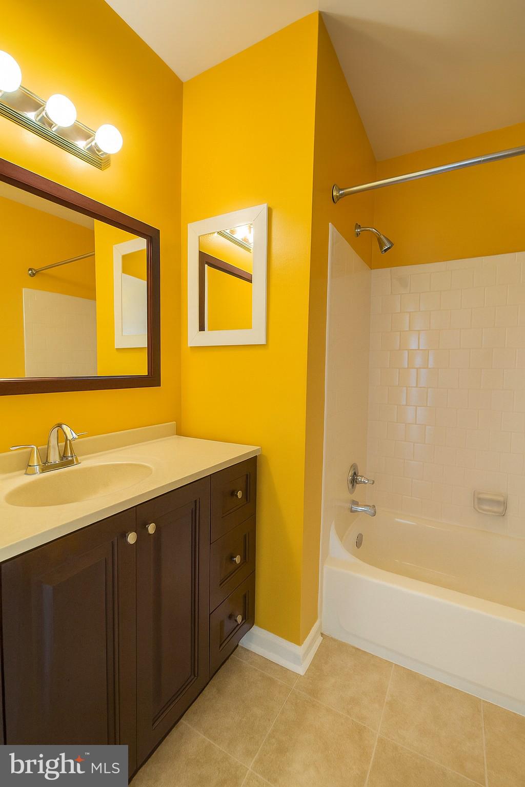 PINEWOOD STATION - Residential Lease