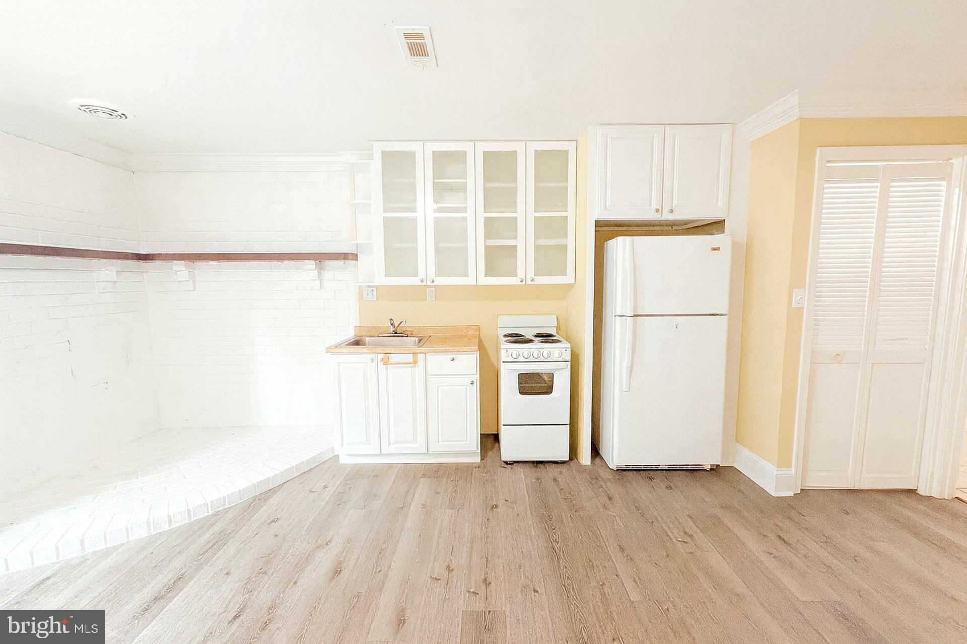 PINEWOOD STATION - Residential Lease