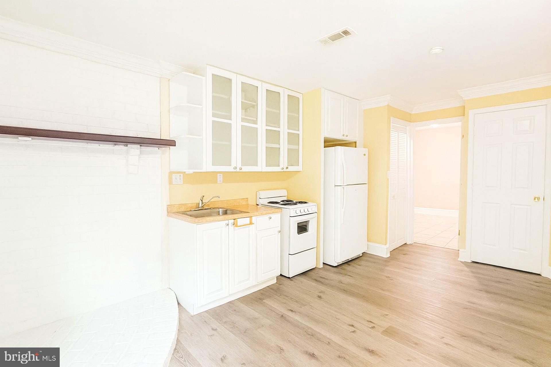 PINEWOOD STATION - Residential Lease