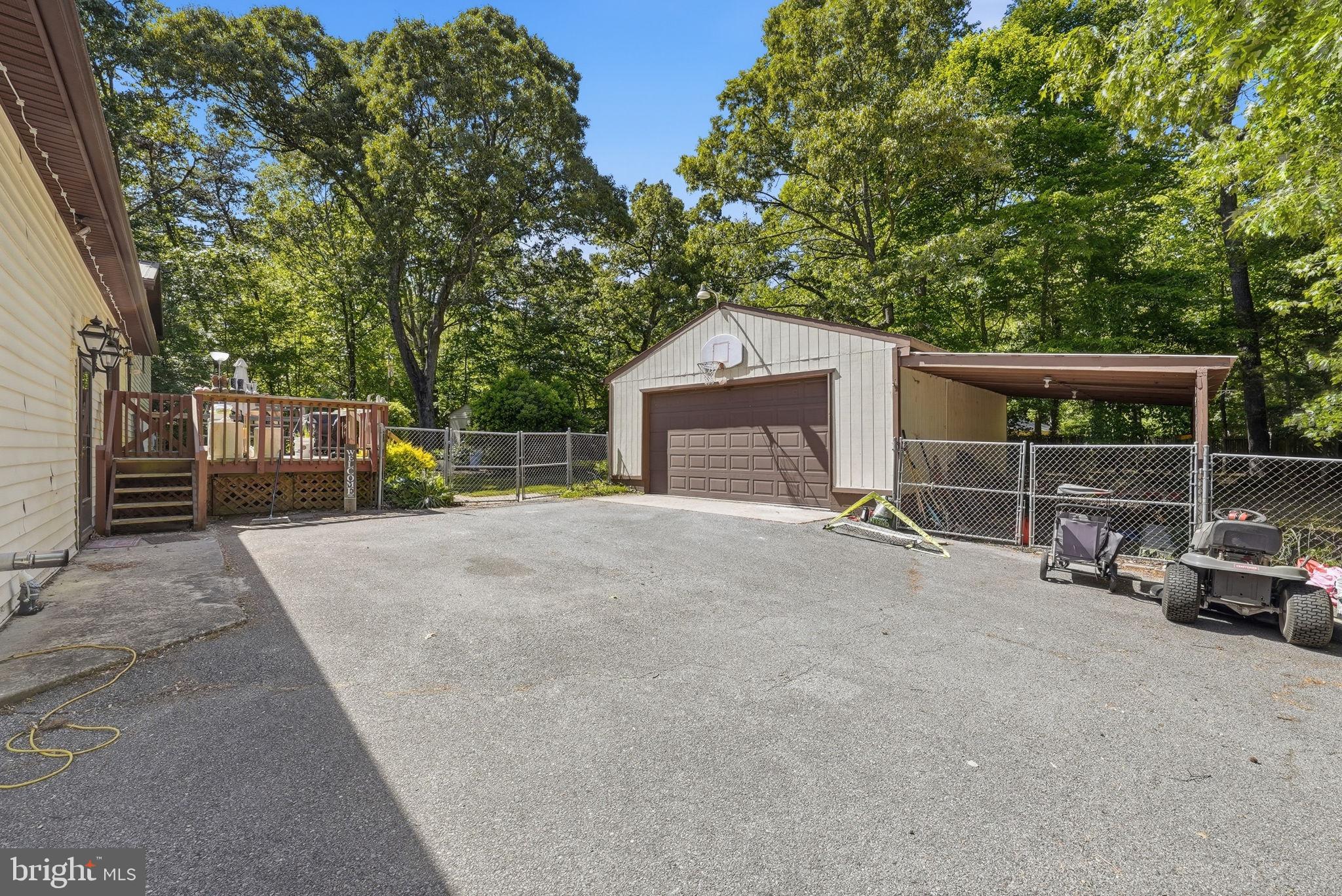 COUNTRY LAKES - Residential