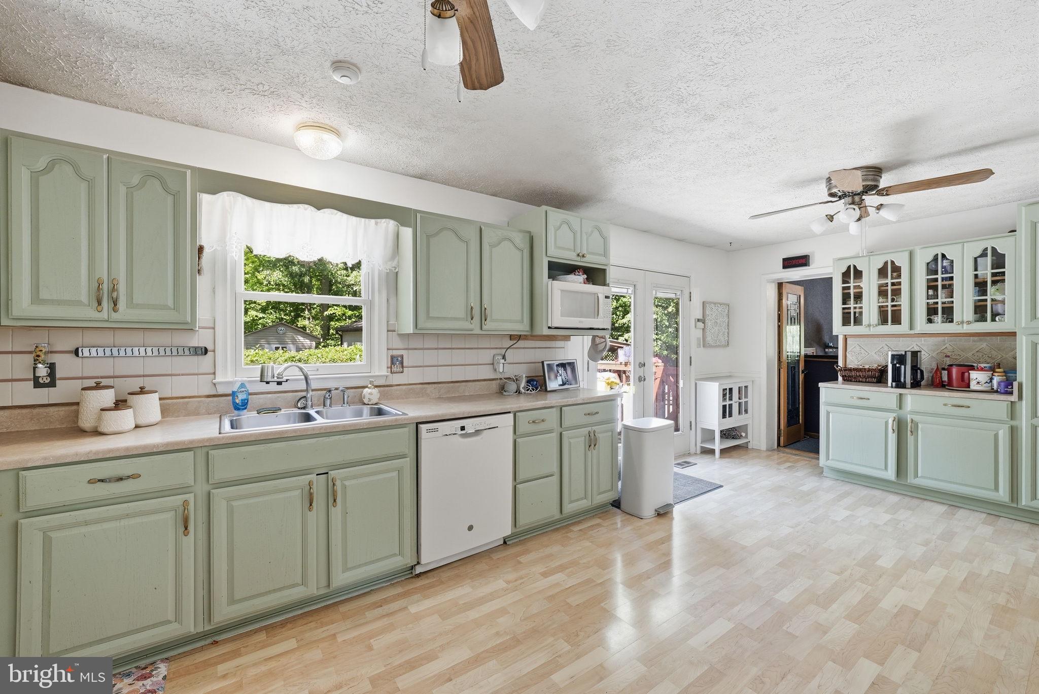 COUNTRY LAKES - Residential
