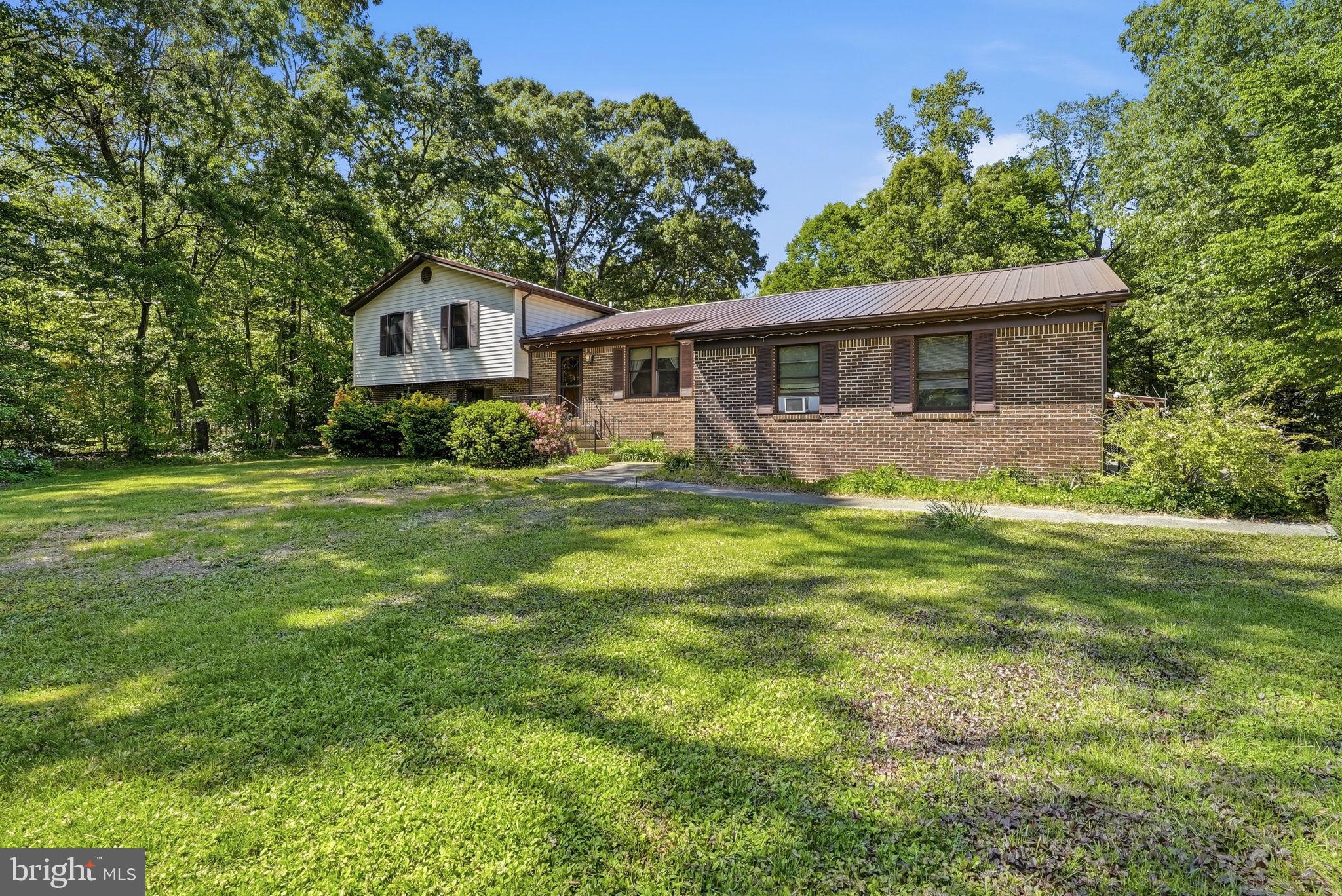 COUNTRY LAKES - Residential