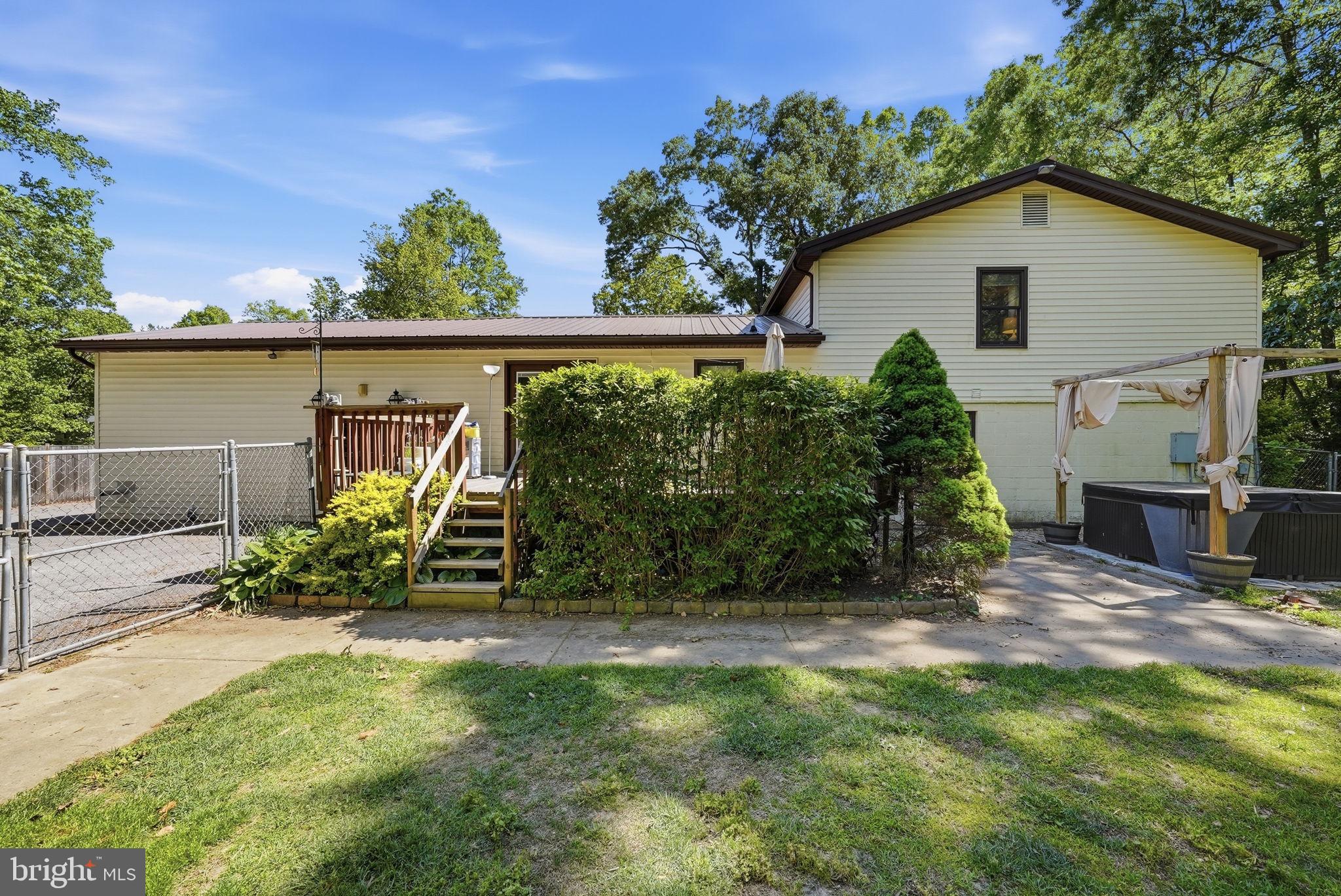 COUNTRY LAKES - Residential