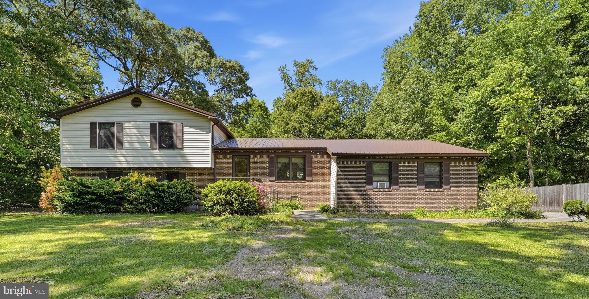 COUNTRY LAKES - Residential