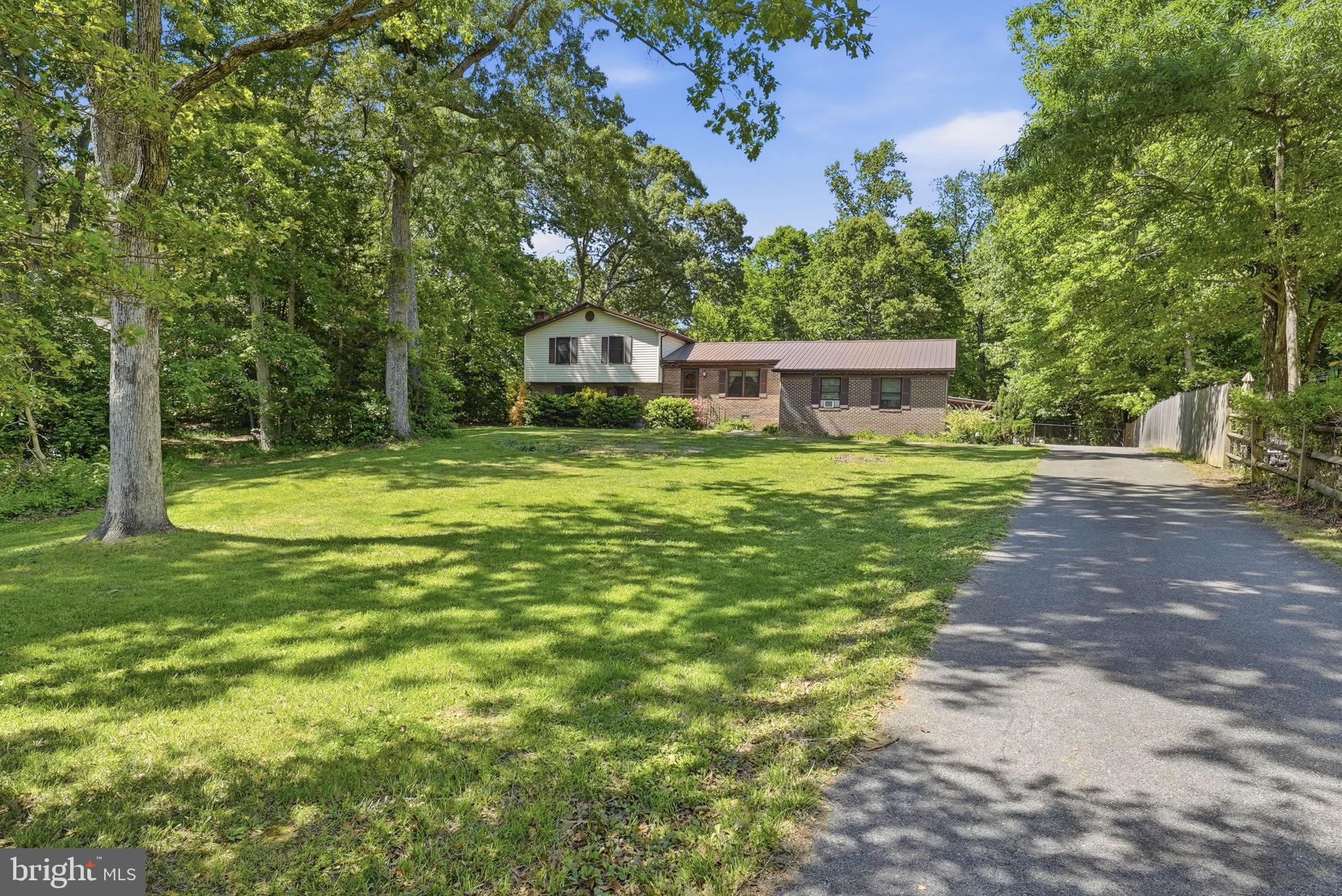 COUNTRY LAKES - Residential