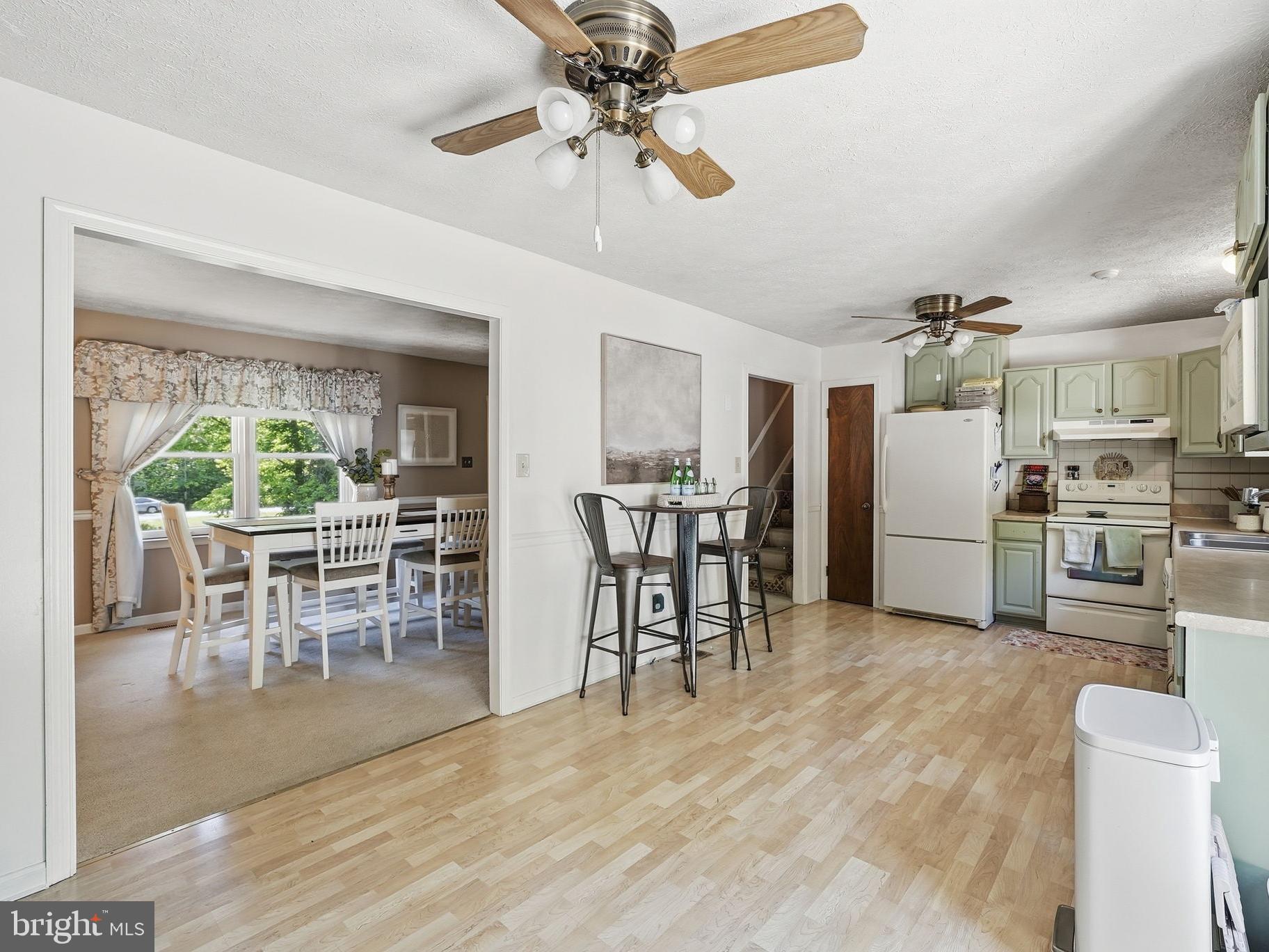 COUNTRY LAKES - Residential