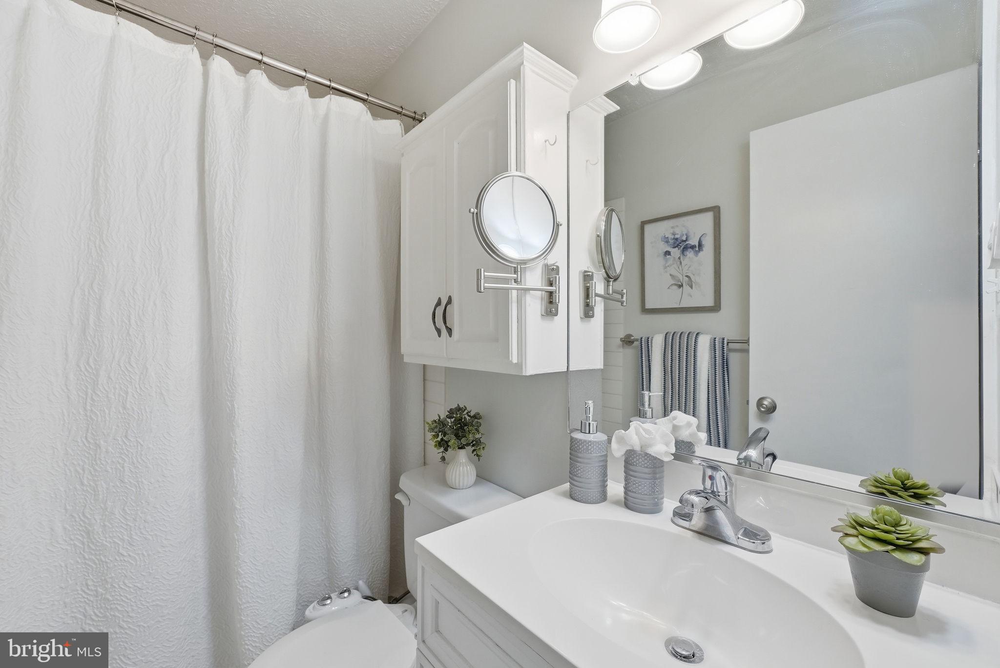 COUNTRY LAKES - Residential
