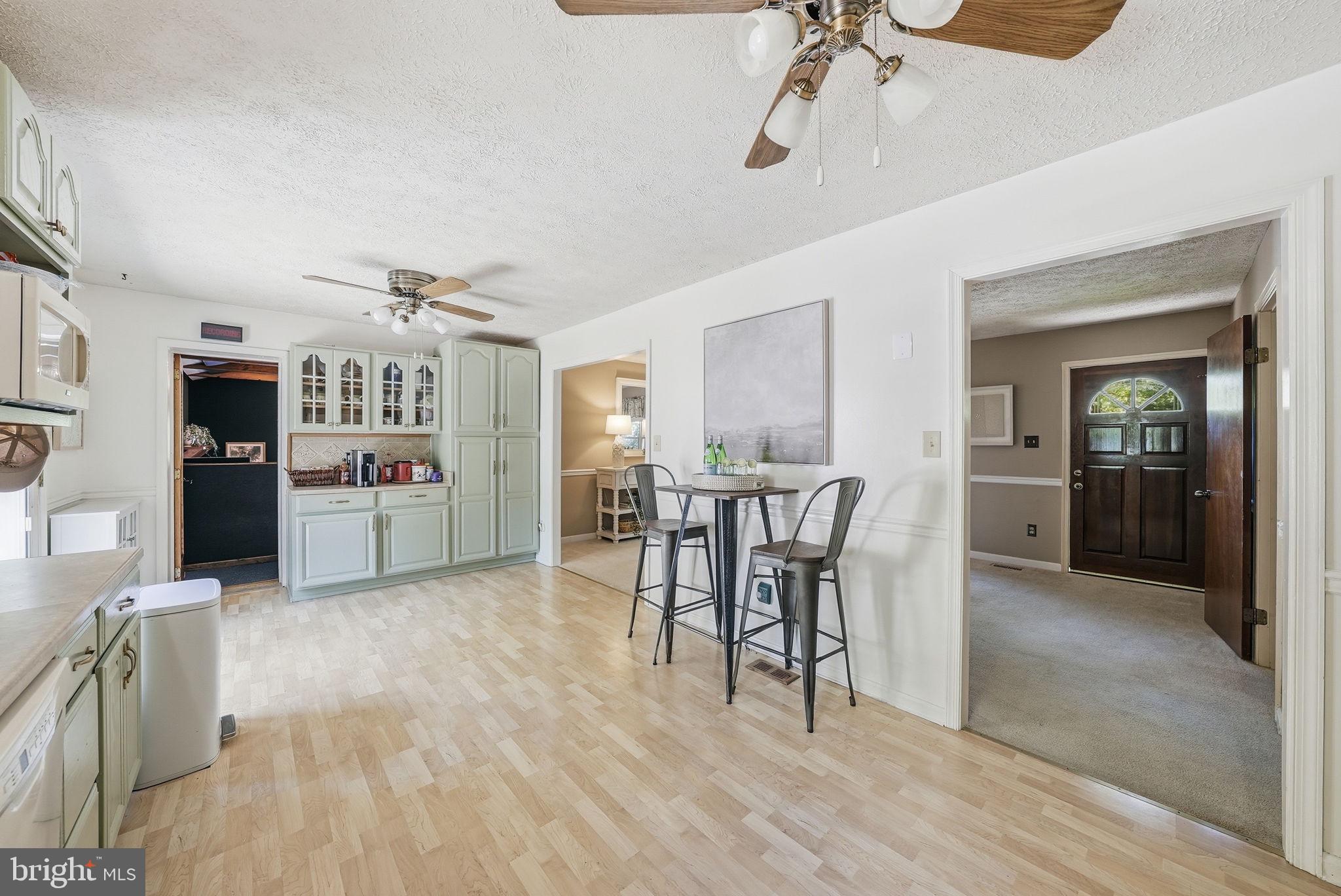 COUNTRY LAKES - Residential