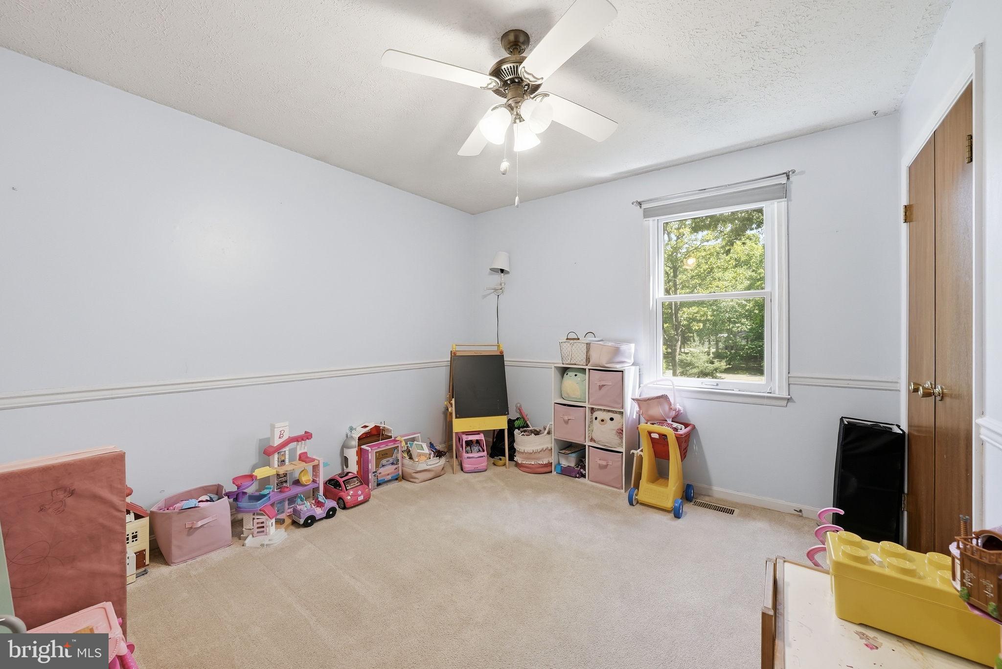 COUNTRY LAKES - Residential