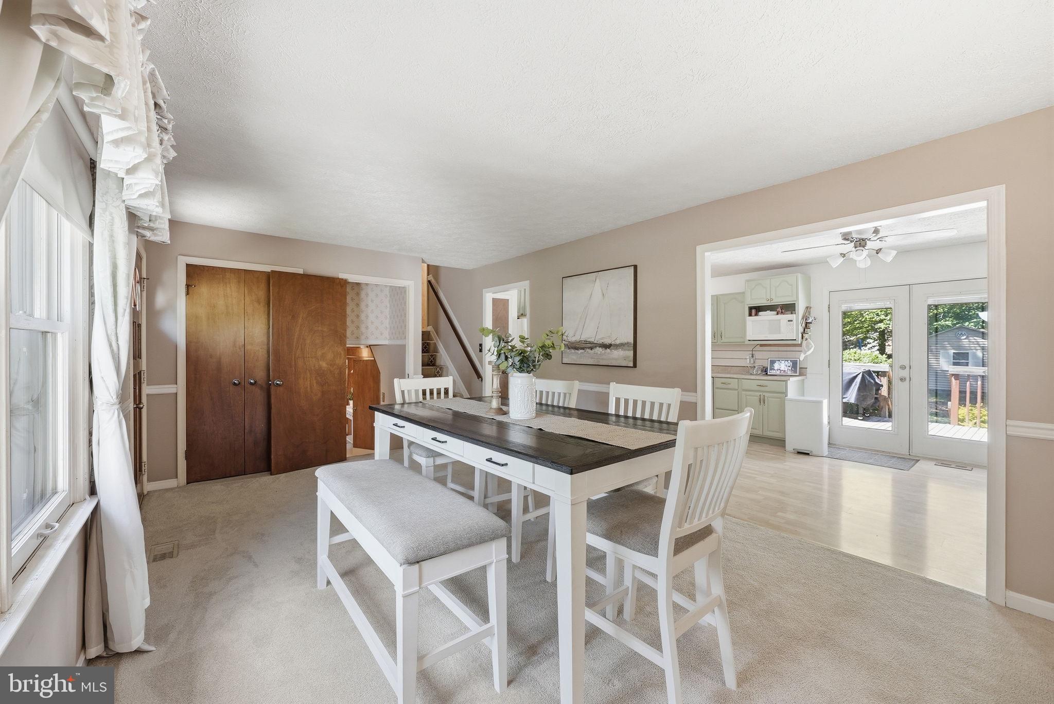 COUNTRY LAKES - Residential