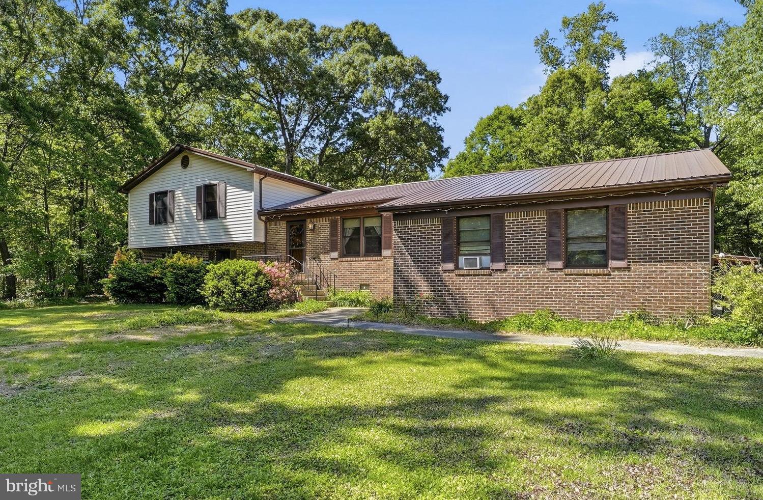 COUNTRY LAKES - Residential
