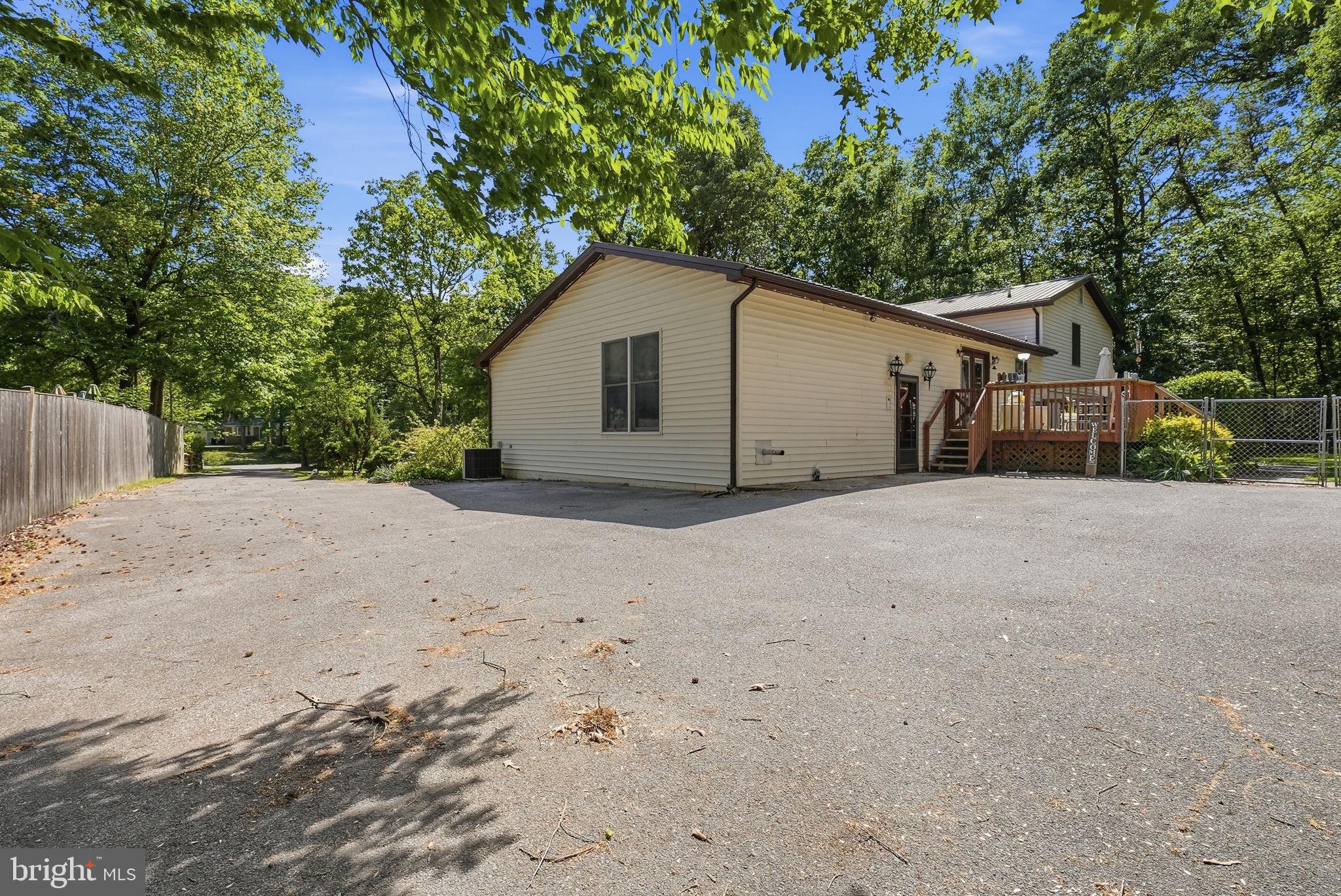 COUNTRY LAKES - Residential