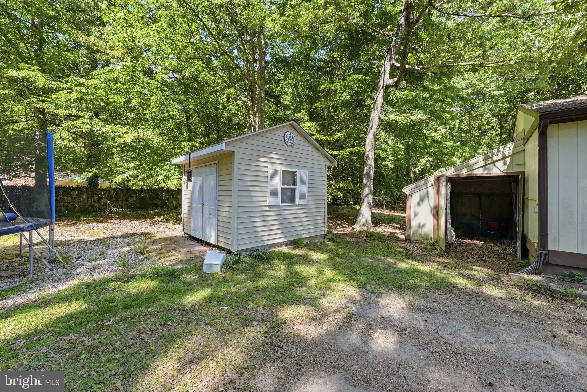 COUNTRY LAKES - Residential
