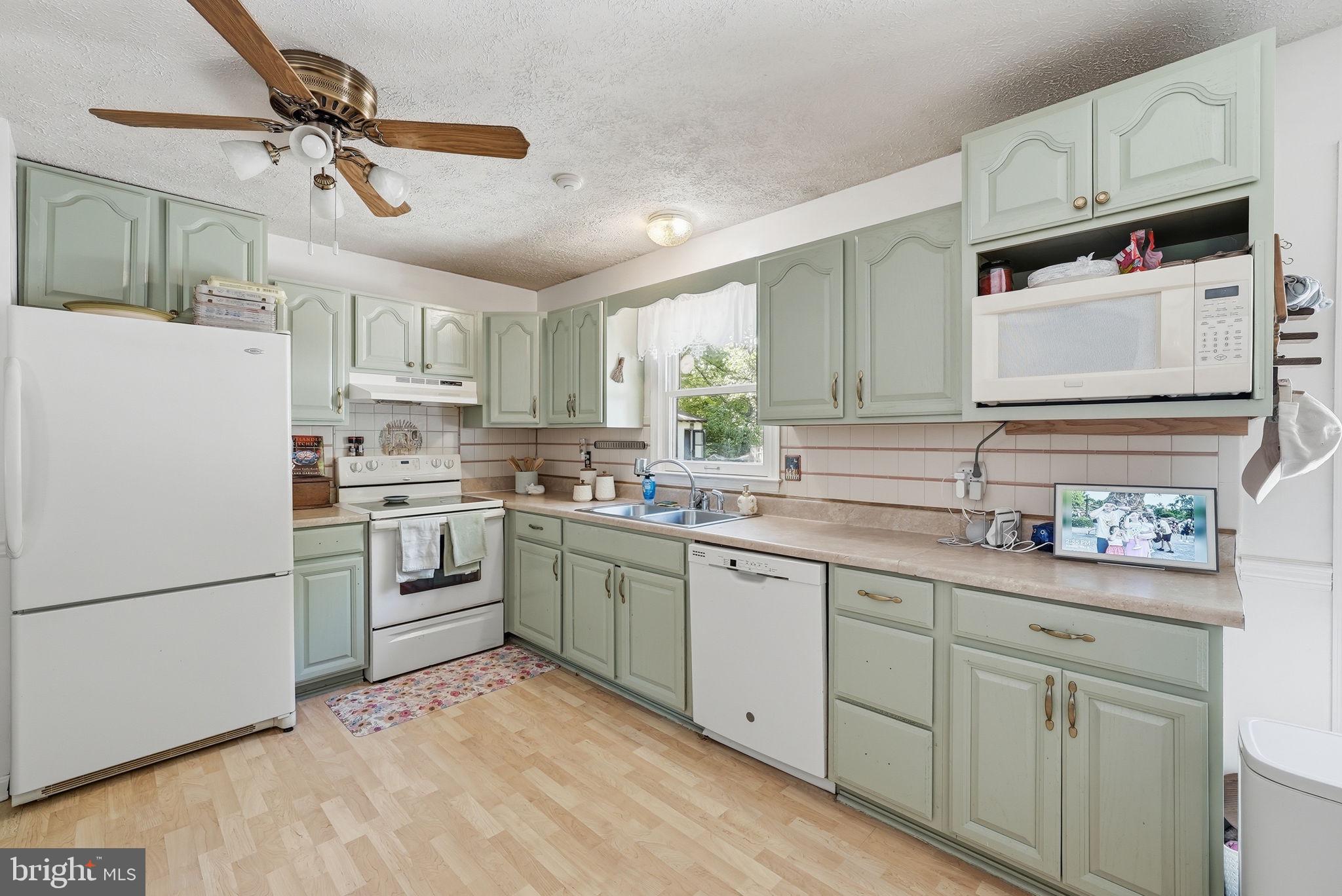 COUNTRY LAKES - Residential