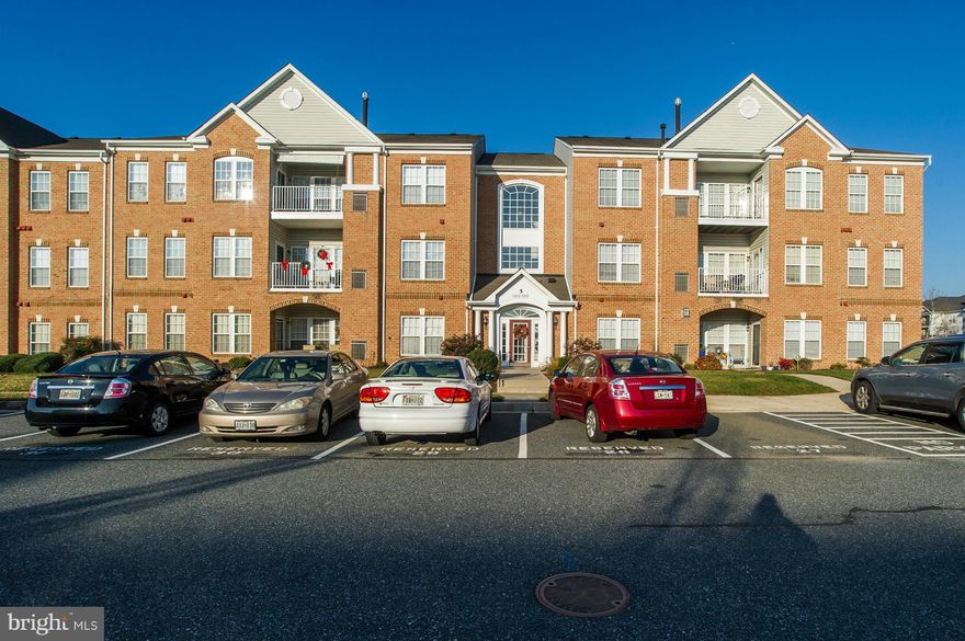 Stunning Penthouse Condo with Loft in desirable Devonshire.  Custom upgrades throughout including recently remodeled master bath.  Floor to ceiling stone fireplace offers an awesome focal point in this decorators showcase.  Truly a move right in beauty.  OPEN SATURDAY 12/12 from 12-2 pm.