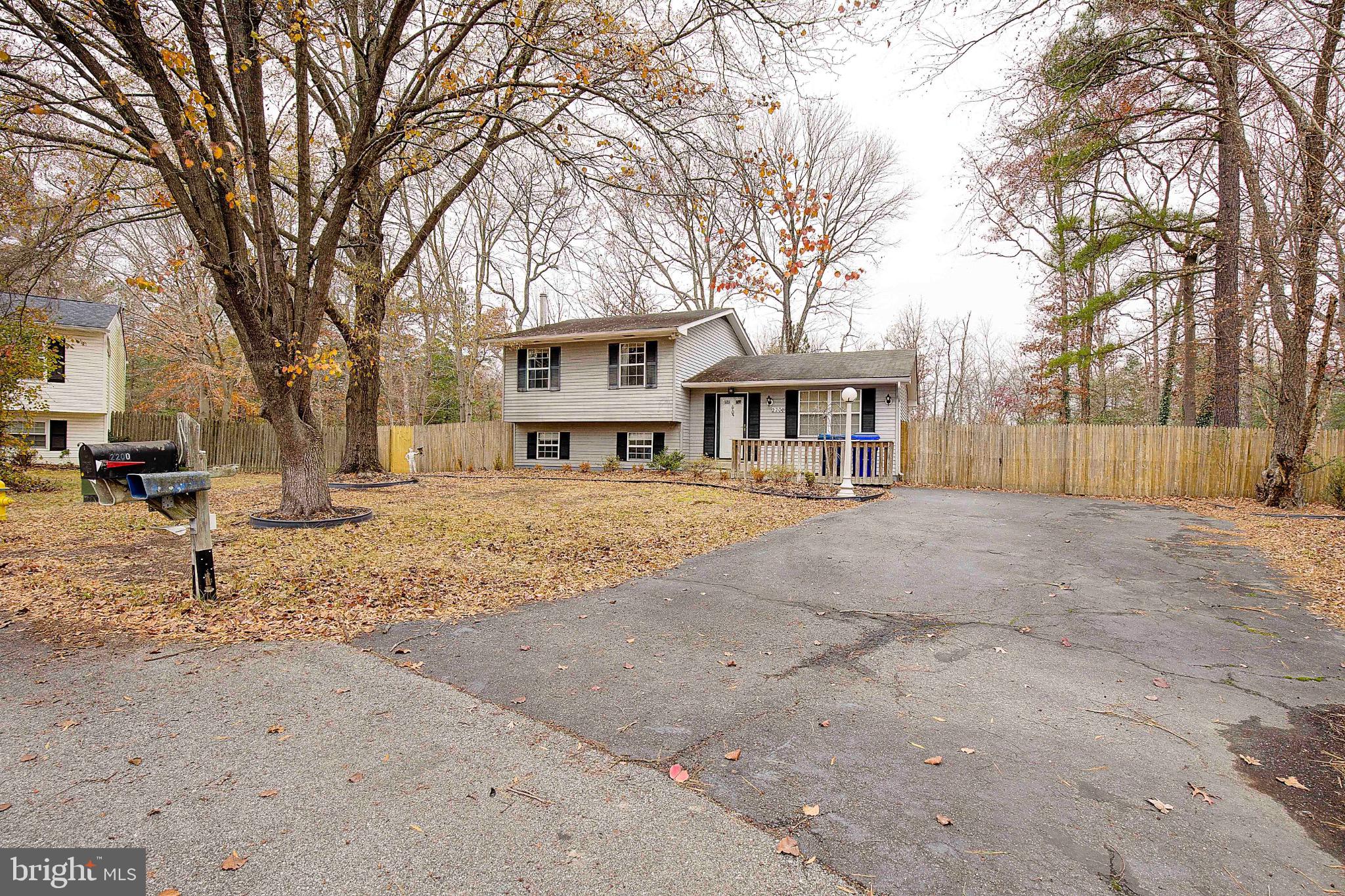 2200 HOLLY OAK COURT