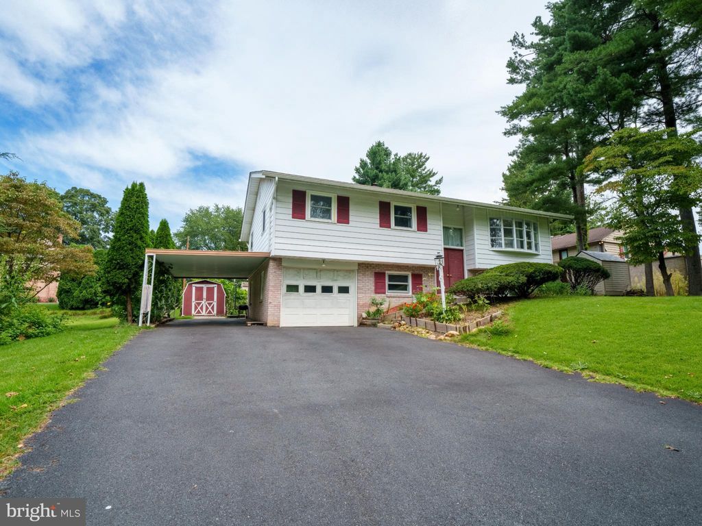 Photo of 105 School House Road, LANCASTER, PA 17603 (MLS # PALA2076106)