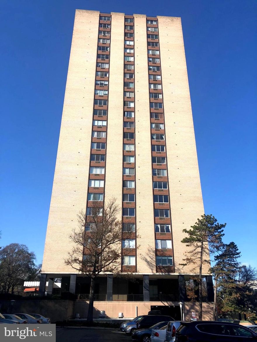 LOCATION! LOCATION! LOCATION! Large and spacious condo with amazing view located in RIO and downtown Crown. Walking distance to restaurants, shopping, movies, health clubs, lake, live entertainment and much more. All utilities included in condo fee.