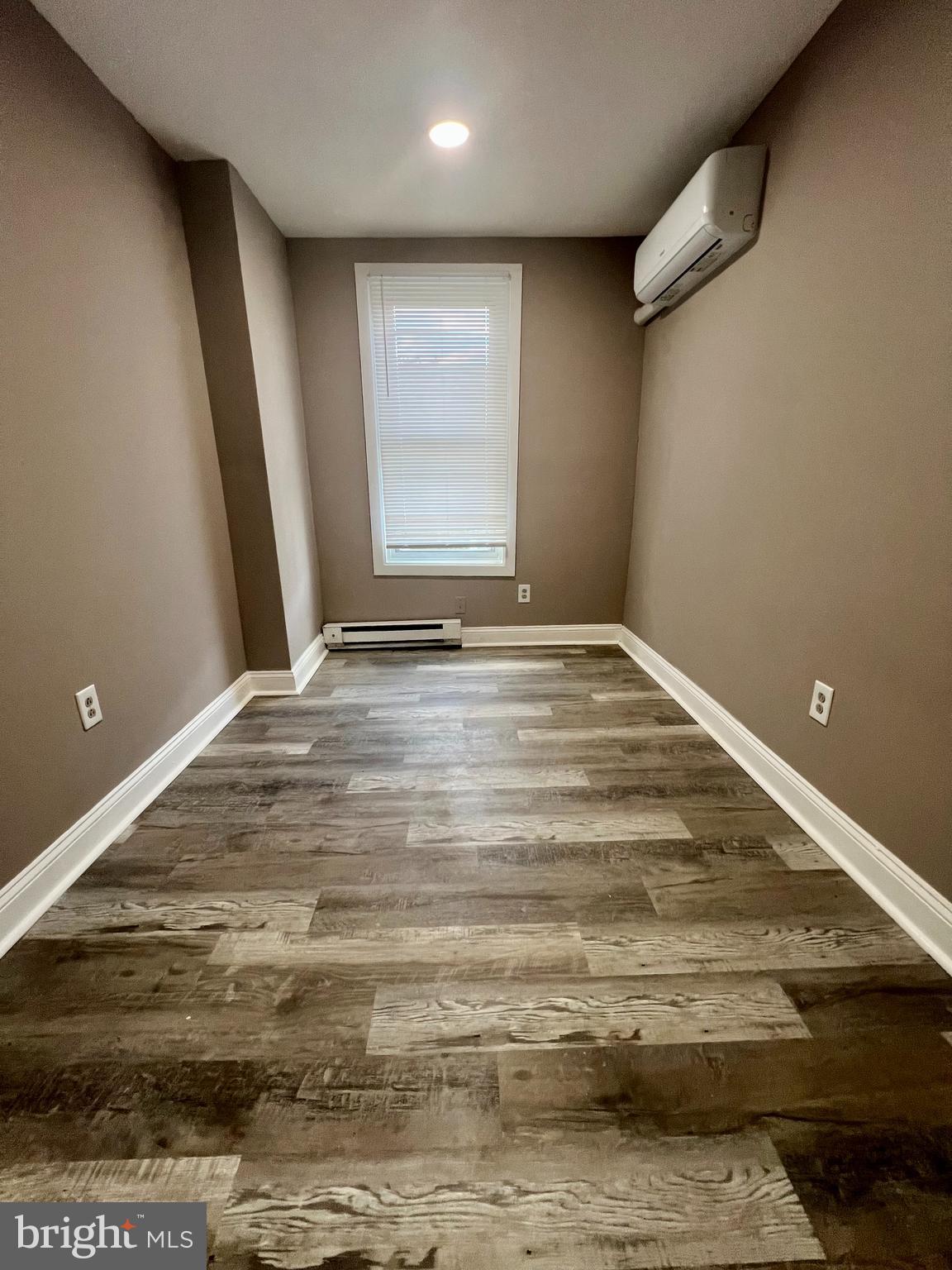 ELMWOOD PARK - Residential Lease