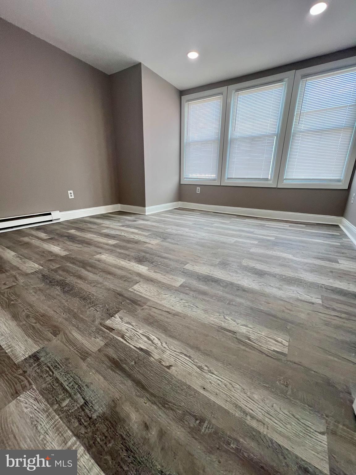 ELMWOOD PARK - Residential Lease