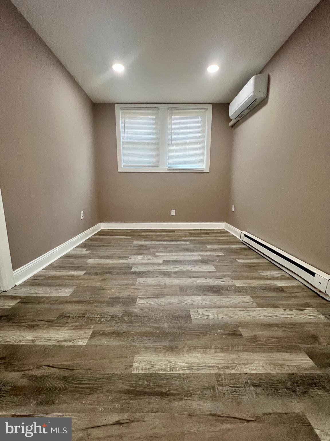 ELMWOOD PARK - Residential Lease