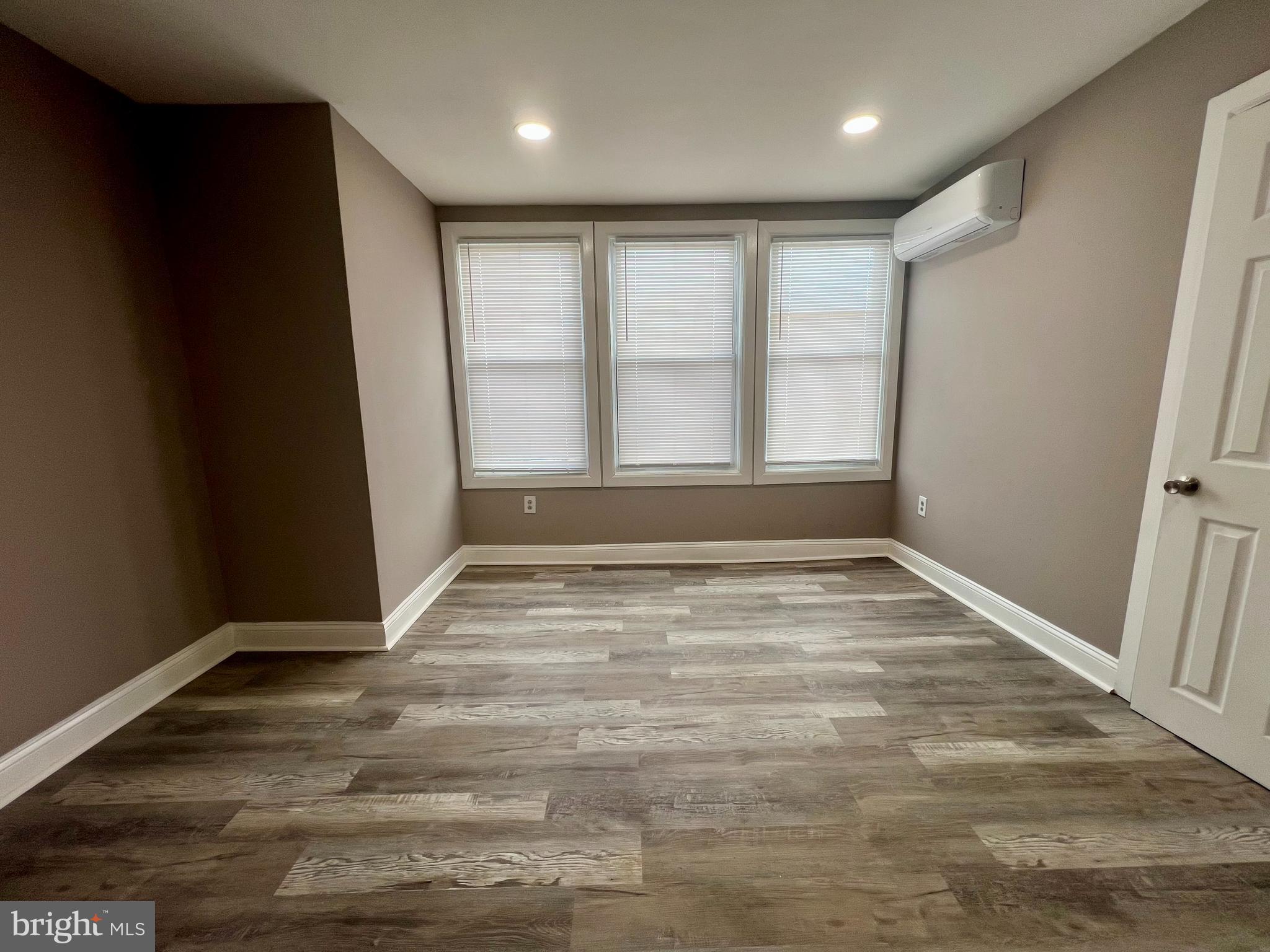 ELMWOOD PARK - Residential Lease