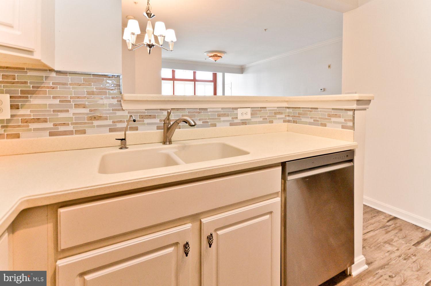 CAMERON GROVE CONDO IV> - Residential Lease