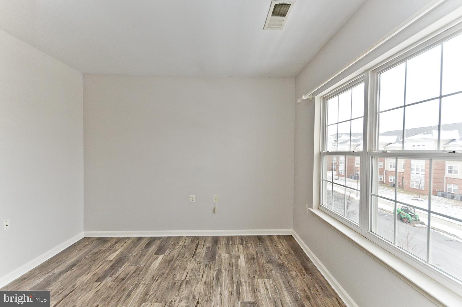 CAMERON GROVE CONDO IV> - Residential Lease