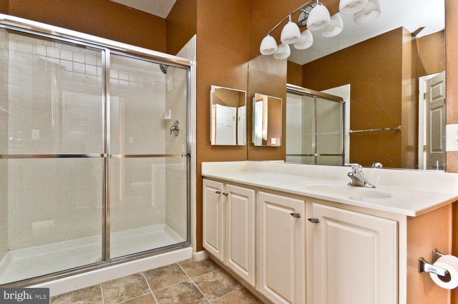 CAMERON GROVE CONDO IV> - Residential Lease