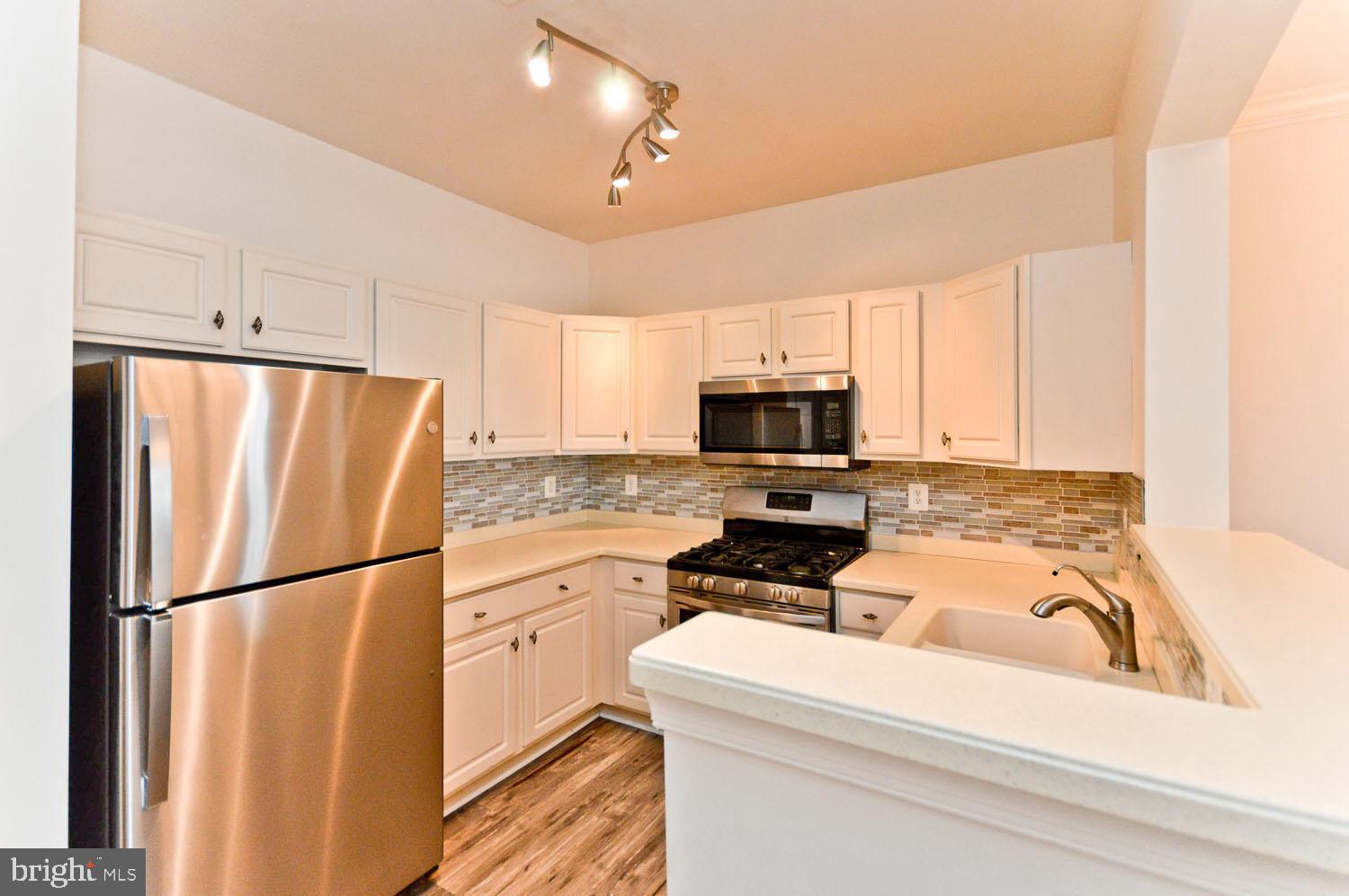 CAMERON GROVE CONDO IV> - Residential Lease