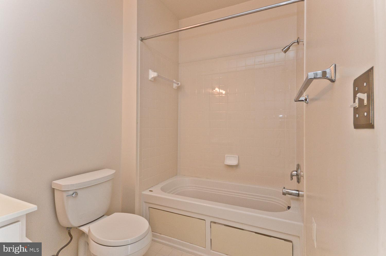 CAMERON GROVE CONDO IV> - Residential Lease