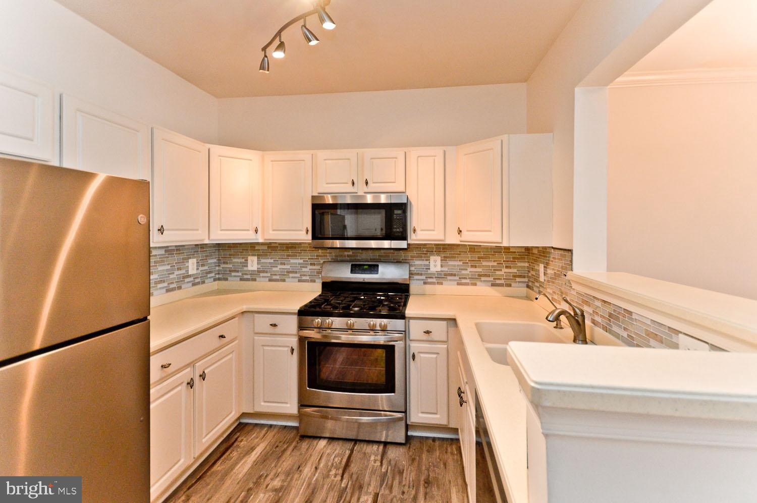 CAMERON GROVE CONDO IV> - Residential Lease