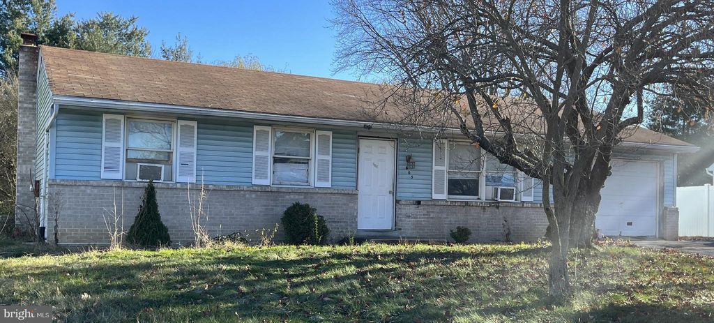 Photo of 805 LAKEVIEW DR, LANCASTER, PA 17601 (MLS # PALA2031452)